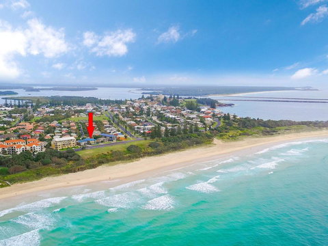 Pippi View 1 (Bottom) - Across The Road From The Beach! - Goulburn Accommodation 0