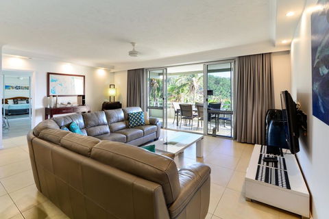 POINCIANA 101 HAMILTON ISLAND CENTRALLY LOCATED 3 BEDROOM, Plus BUGGY!! - Goulburn Accommodation 2