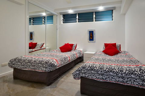 POINCIANA 101 HAMILTON ISLAND CENTRALLY LOCATED 3 BEDROOM, Plus BUGGY!! - Goulburn Accommodation 1
