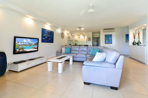 POINCIANA 101 HAMILTON ISLAND CENTRALLY LOCATED 3 BEDROOM, Plus BUGGY!! - Goulburn Accommodation 3