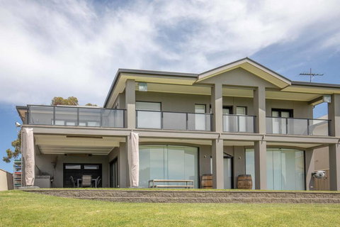 River Devine - Goulburn Accommodation 0