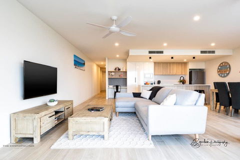 Saltwater Calm At The Cosmopolitan Cotton Tree - Goulburn Accommodation 0