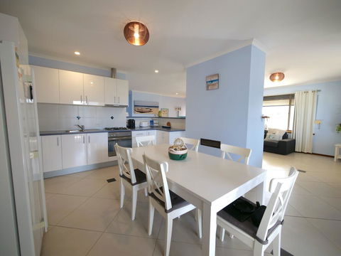 Salty Air Apartments Kingscote Kangaroo Island - Goulburn Accommodation 3