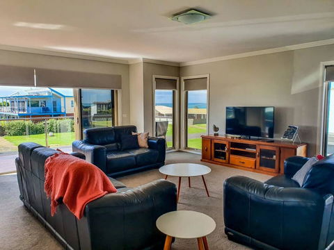 SEAL HAVEN - Centrally Located, Modern Home - Goulburn Accommodation 1