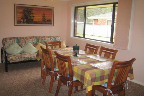 SEASCAPE In NARRAWALLEE - Goulburn Accommodation 3