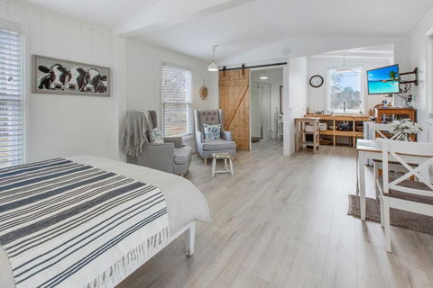 Shearers Cottage - Pet Friendly Holiday Accommodation - Goulburn Accommodation 3