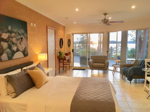 SilverWaters Waterfront Accommodation - Goulburn Accommodation 1
