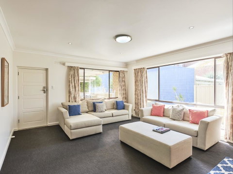 Skymirror Villa - Goulburn Accommodation 2