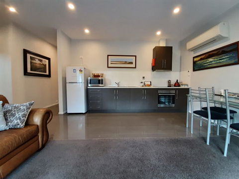 Spring Beach Garden Retreat - Goulburn Accommodation 2