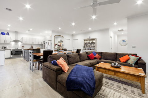 StayCentral - Rosanna Luxurious Mansion - Goulburn Accommodation 0