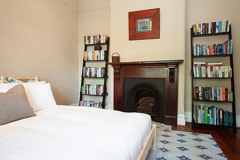 Striking Open Plan Home In Quiet Inner-city Area - Goulburn Accommodation 1