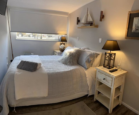 Swamp Fox Luxury 2BR Dutch Barge - Goulburn Accommodation 1