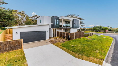 SWEEPING VIEWS - FREE WIFI & NETFLIX - PET FRIENDLY (OUTSIDE ONLY) - Goulburn Accommodation 0