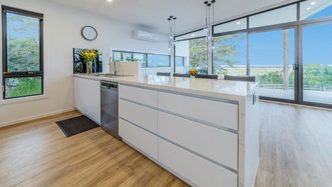 SWEEPING VIEWS - FREE WIFI & NETFLIX - PET FRIENDLY (OUTSIDE ONLY) - Goulburn Accommodation 3