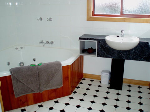 Highland Cabins And Cottages At Bronte Park - Goulburn Accommodation 23