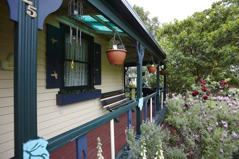 Blue Wren Riverside Cottage - Goulburn Accommodation 9