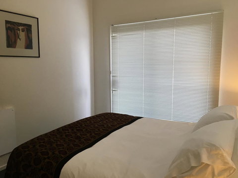 4 At 8 Townhouse Newcastle St - Goulburn Accommodation 6