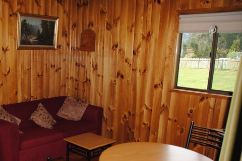 The Wombat Cottage - Goulburn Accommodation 6