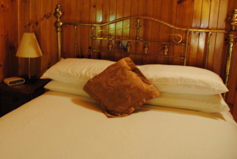 The Wombat Cottage - Goulburn Accommodation 9