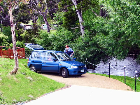 Platypus Playground Riverside Cottage - Goulburn Accommodation 12