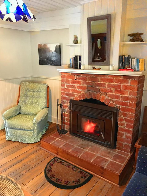 Platypus Playground Riverside Cottage - Goulburn Accommodation 6