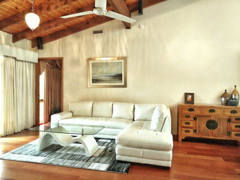 Waterfront Retreat - Goulburn Accommodation 15