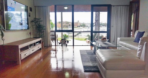 Waterfront Retreat - Goulburn Accommodation 4