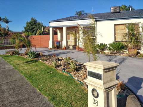 Waterfront Retreat - Goulburn Accommodation 6