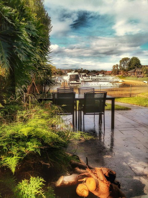 Waterfront Retreat - Goulburn Accommodation 8