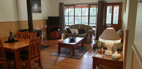 Day Dream Cottage - Goulburn Accommodation 10