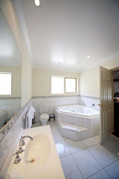 Sanctuary House Resort Motel - Goulburn Accommodation 7