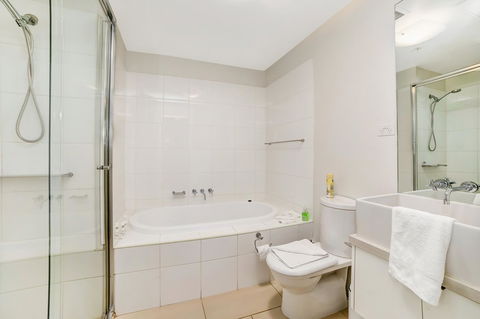 Signature Waterfront Apartments - Goulburn Accommodation 14