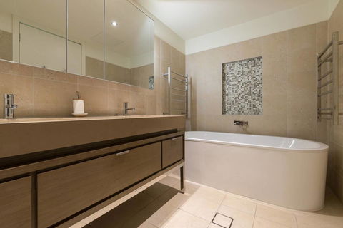 Waterfront 3 Bedroom Luxury Home Victoria Harbour - Goulburn Accommodation 9