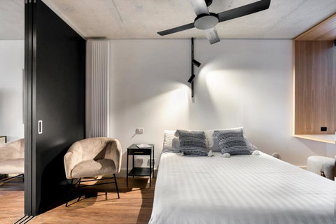 Stylish Apartment In Unique Church Development - Goulburn Accommodation 2