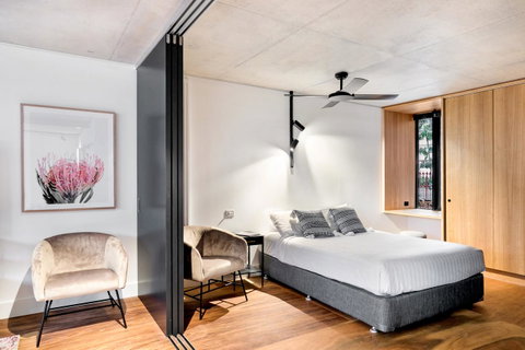 Stylish Apartment In Unique Church Development - Goulburn Accommodation 9