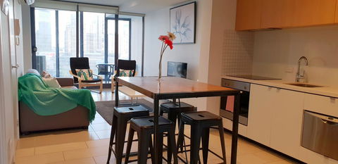 Trendy City Pad Melbourne - Goulburn Accommodation 9