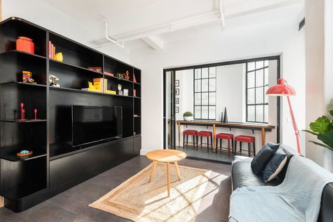 Spacious Designer Warehouse Melbourne CBD Apartment - Goulburn Accommodation 13