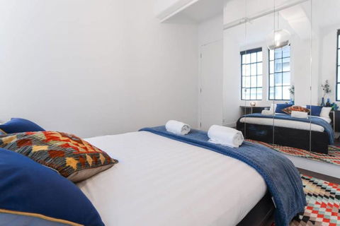 Spacious Designer Warehouse Melbourne CBD Apartment - Goulburn Accommodation 7