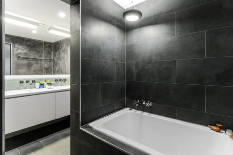 Spacious Designer Warehouse Melbourne CBD Apartment - Goulburn Accommodation 11