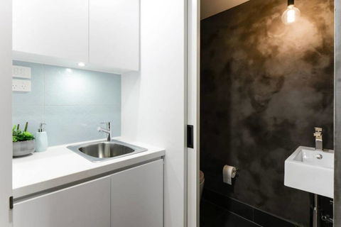 Spacious Designer Warehouse Melbourne CBD Apartment - Goulburn Accommodation 10