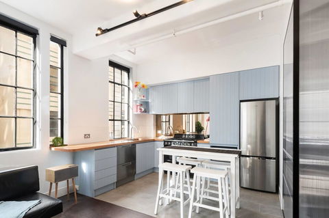 Spacious Designer Warehouse Melbourne CBD Apartment - Goulburn Accommodation 3