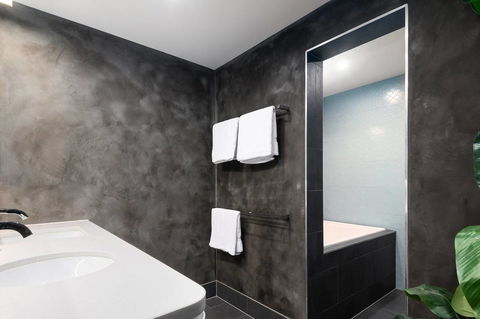 Spacious Designer Warehouse Melbourne CBD Apartment - Goulburn Accommodation 12