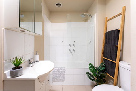Water Views, Lovely 2BRs, Free Tram Zone, Close To Everything! - Goulburn Accommodation 13