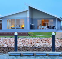 The Carnarvon Luxury Canal Home - Goulburn Accommodation
