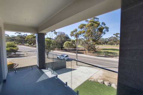 The Races Complex - Goulburn Accommodation 2