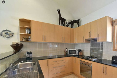 Tomarlin Views 2 - Goulburn Accommodation 3
