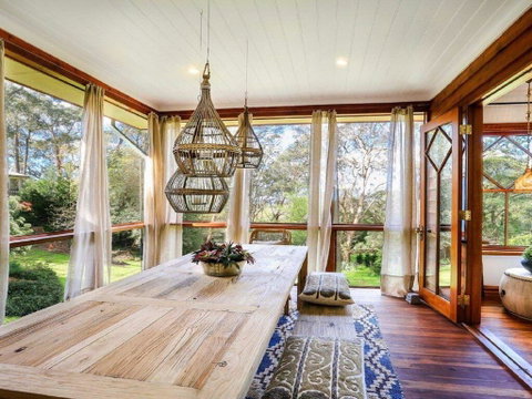 Treetops - Elegant, Inviting, Designer, Cedar Home - Goulburn Accommodation 1