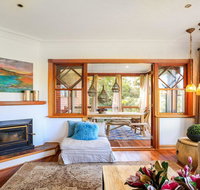 Treetops - elegant inviting designer cedar home - Goulburn Accommodation