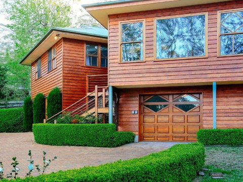 Treetops - Elegant, Inviting, Designer, Cedar Home - Goulburn Accommodation 2