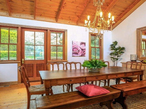 Treetops - Elegant, Inviting, Designer, Cedar Home - Goulburn Accommodation 3